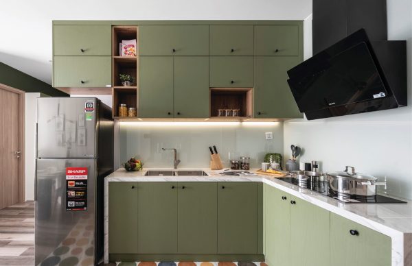 Tủ bếp bề mặt laminate sơn xanh lá mạ lộ vân gỗ