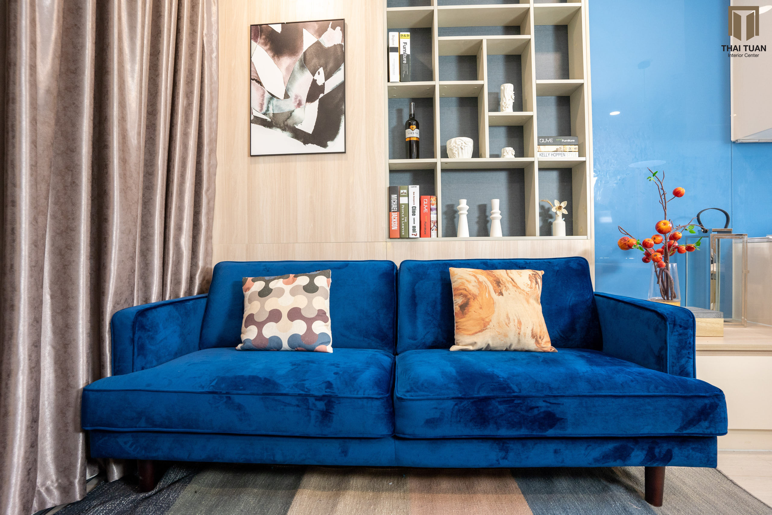Phòng khách với chiếc sofa xanh dương làm điểm nhấn