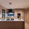Không gian bếp ăn đồng bộ với giải pháp gỗ đồng màu