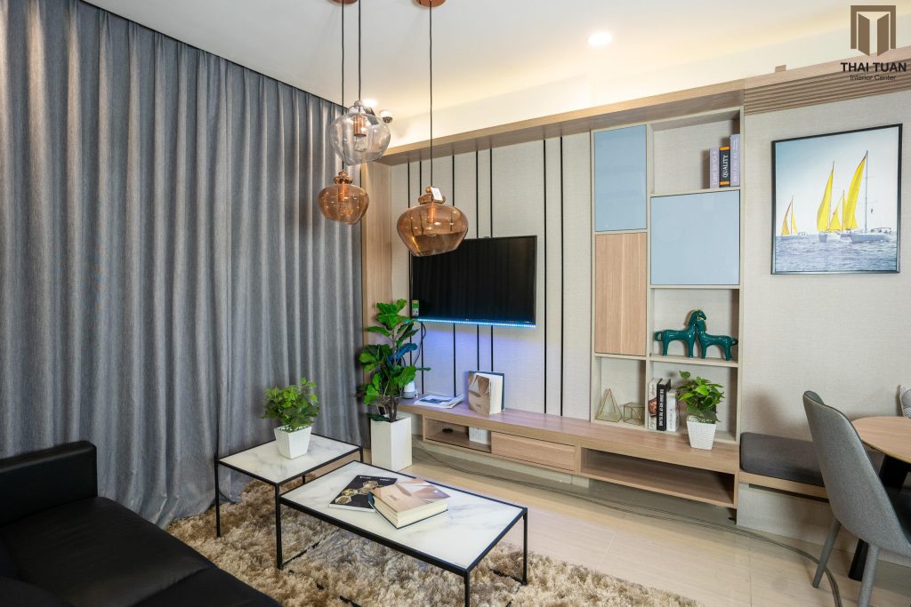 Phòng khách với diện tường độc đáo, vừa có tác dụng trang trí decor, vừa lưu trữ đồ