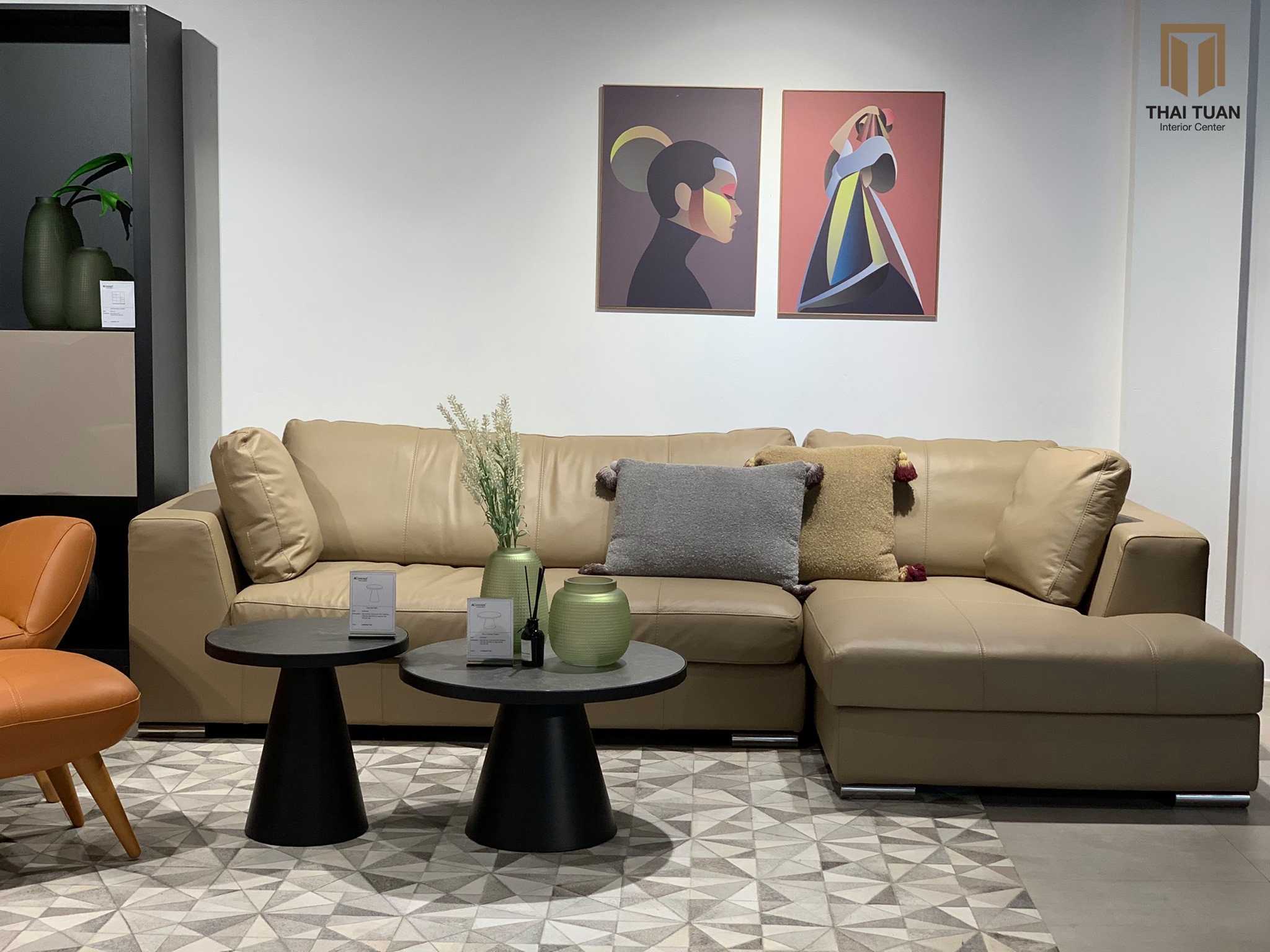 Sofa với đường nét tinh giản trên chất liệu da màu kem của Aconcept