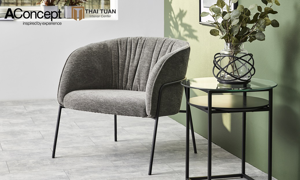 Ghế Scandia màu xám đậm nổi lên như điểm nhấn êm ái trong không gian nội thất.