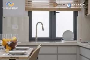 Không gian bếp được bố trí cửa sổ để tận dụng ánh sáng tự nhiên